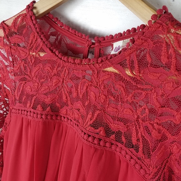 Dresses & Skirts - NWT Burgundy/ lace detail knee length flowy dress